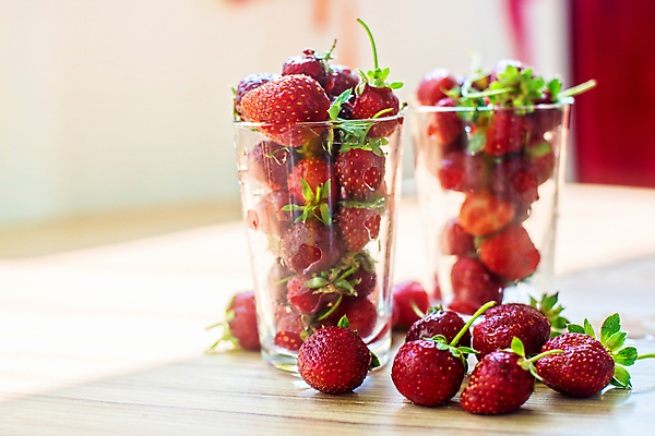 포토 JPG 해외이미지 딸기 잔 실내 사람없음 아웃포커스 담기 질감 해외포토 식기 과일 모션 촬영기법 내부 파일형식 이미지허브