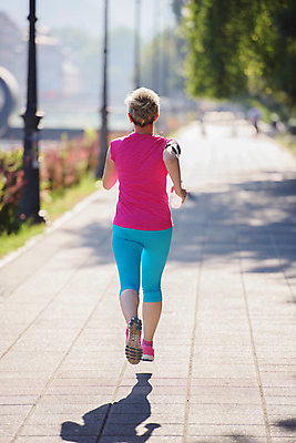 포토 JPG 해외이미지 전신 서양인 라이프스타일 여자 아침 한명 성인 야외 뒷모습 달리기 조깅 활발 마라톤 달리기선수 성인여자한명만 해외포토 주간 외국인 1 뷰포인트 컨셉 모션 사람 경기 생활 운동 육상스포츠 육상선수 여자한명만 성인여자만 파일형식 이미지허브