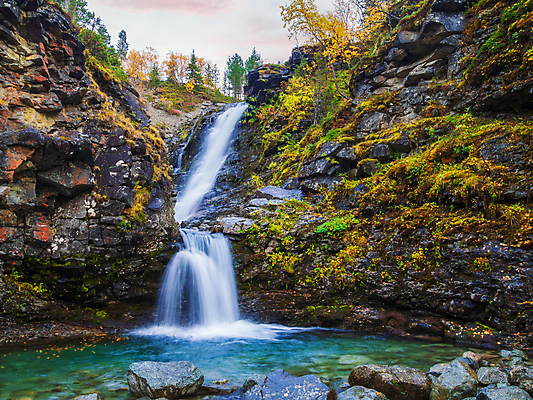 포토 JPG 해외이미지 나무 여행 자연 산 사람없음 야외 초록색 물 강 환경 트래킹 폭포 하이킹 회색 신선 개울 숲 북극 즐거움 러시아 암초 북쪽 내추럴 해외포토 자연요소 식물 감정 유럽 컬러 레저 극지방 방향 생태계 파일형식 이미지허브