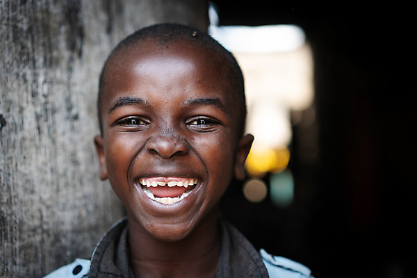 포토 JPG 해외이미지 1 라이프스타일 응시 남자 행복 얼굴 어린이 백그라운드 아프리카 주택 한명 미소 웃음 사람 소년 여름 청춘 문 검은색 기쁨 표현 아프리카인 가난 진짜 초보 해외포토 외국인 시선 계절 감정 나라 컬러 컨셉 표정 건물 생활 신체부위 파일형식 이미지허브