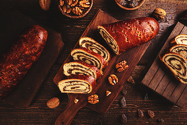 포토 JPG 해외이미지 빵 사람없음 하이앵글 갈색 케이크 슬라이스 호두 롤케이크 나무도마 파운드케이크 해외포토 음식 뷰포인트 컬러 디저트 도마 목재 견과류 파일형식 이미지허브