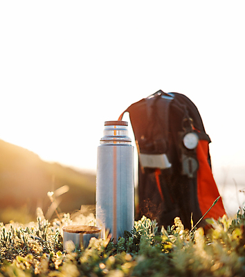 포토 JPG 해외이미지 음료 여행 배낭 자연 사람없음 야외 컵 초록색 봄 하이킹 장비 탐험 뜨거움 연기 수증기 나침반 방향 오브젝트 해외포토 식기 계절 컬러 가방 레저 생태계 파일형식 이미지허브