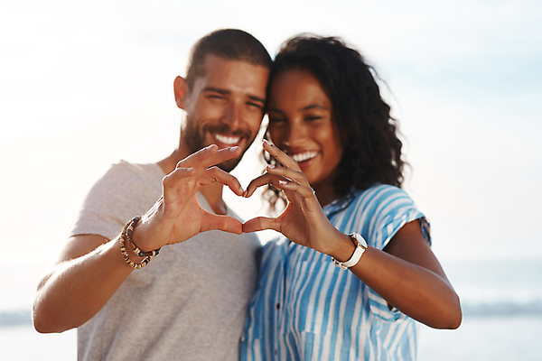 포토 JPG 해외이미지 커플 응시 여자 남자 행복 흑인 함께함 사랑 미소 상반신 성인 야외 두명 옆모습 태양 하트 손하트 성인만 해외포토 자연요소 모양 서양인 시선 감정 뷰포인트 컨셉 관계 표정 사람 손짓 파일형식 이미지허브