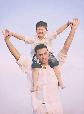 포토 JPG 해외이미지 주간 전신 라이프스타일 행복 아들 어린이 여행 가족 하늘 휴가 사랑 웃음 소년 상반신 성인 야외 두명 여행객 손잡기 기쁨 자녀 목말 아빠 남자만 해외포토 자연요소 남자 감정 관계 모션 표정 사람 생활 파일형식 이미지허브