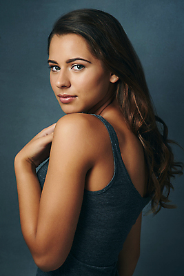 포토 JPG 해외이미지 모델 응시 여자 백그라운드 한명 손짓 상반신 성인 옆모습 뷰티 머리카락 우아함 피부 성인여자한명만 카피스페이스 해외포토 1 시선 뷰포인트 컨셉 모션 사람 신체부위 머리 공백 여자한명만 성인여자만 파일형식 이미지허브