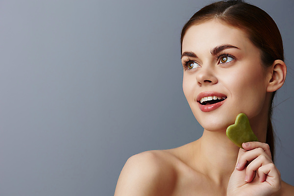 포토 JPG 해외이미지 여자 얼굴 실내 한명 미소 들기 상반신 성인 앞모습 옆모습 뷰티 스파 마사지 미용용품 피부관리 성인여자한명만 괄사 해외포토 1 뷰포인트 모션 표정 사람 내부 신체부위 오브젝트 여자한명만 성인여자만 파일형식 이미지허브