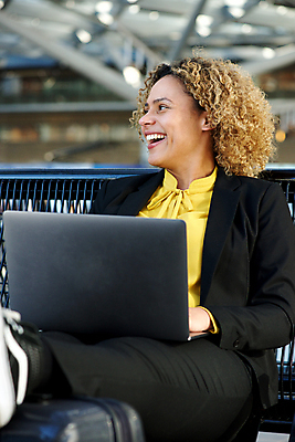 포토 JPG 해외이미지 모델 1 라이프스타일 응시 여자 행복 얼굴 여행 백그라운드 벤치 한명 미소 웃음 사람 앉기 성인 옆모습 노트북 컴퓨터 뷰티 유행 우주 여행가방 검은색 짐 표현 타이핑 중앙 역 떨어짐 진짜 해외포토 시선 감정 뷰포인트 컬러 컨셉 의자 가방 교통시설 모션 표정 생활 신체부위 전자제품 파일형식 이미지허브