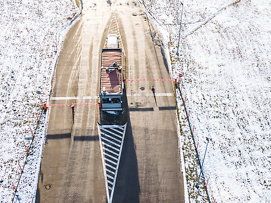 포토 JPG 해외이미지 산업 도로 여행 비즈니스 교통시설 모션 하늘 거리 안테나 사람없음 옆모습 운전 트럭 화물 고속도로 운전사 당기기 상품 상업 트랙터 수납 짐차 무거움 트레일러 루트 수입 해외포토 직업 길 뷰포인트 교통 통신 자동차 운송업 무게 농기계 시설 특수차량 파일형식 이미지허브