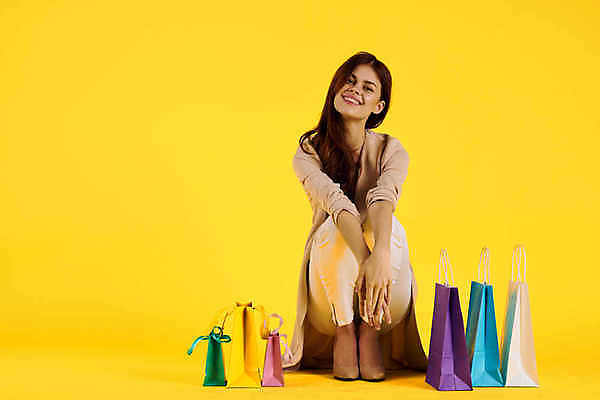 포토 JPG 해외이미지 백인 모델 1 라이프스타일 응시 드레스 옷 여자 행복 백그라운드 가방 선물 한명 사람 성인 파란색 쇼핑 뷰티 노란색 유행 세일 상점 흰색 잡기 화려 고객 슛 소매 고립 쇼퍼홀릭 스타일 해외포토 서양인 시선 잡화 감정 컬러 컨셉 모션 생활 파일형식 이미지허브