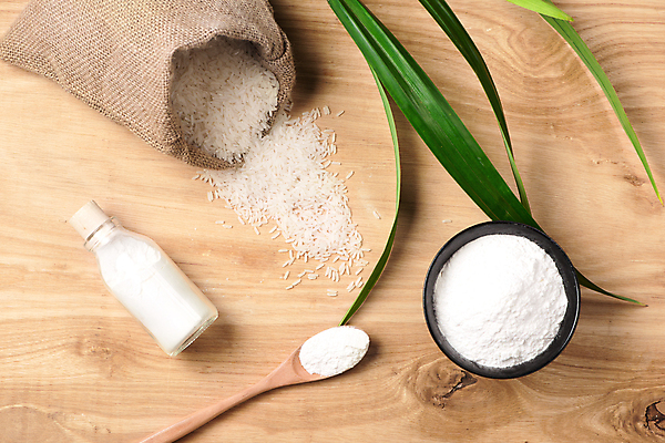 포토 JPG 해외이미지 그릇 잎 유리병 실내 사람없음 하이앵글 쌀 쏟아짐 나무숟가락 포대 쌀가루 포대자루 나무배경 해외포토 식물 식기 뷰포인트 백그라운드 모션 병_용기 곡류 내부 숟가락 가루 자루 파일형식 이미지허브