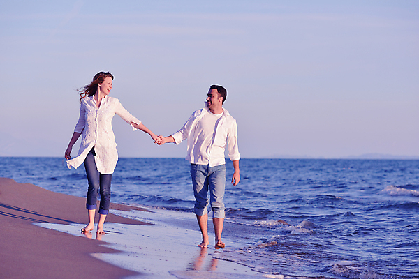 포토 JPG 해외이미지 주간 전신 부부 커플 여자 남자 하늘 함께함 웃음 성인 해변 야외 두명 앞모습 여름휴가 바캉스 마주보기 걷기 손잡기 신혼여행 성인만 해외포토 자연요소 바다 뷰포인트 결혼 컨셉 관계 모션 휴가 표정 사람 파일형식 여름_계절 이미지허브