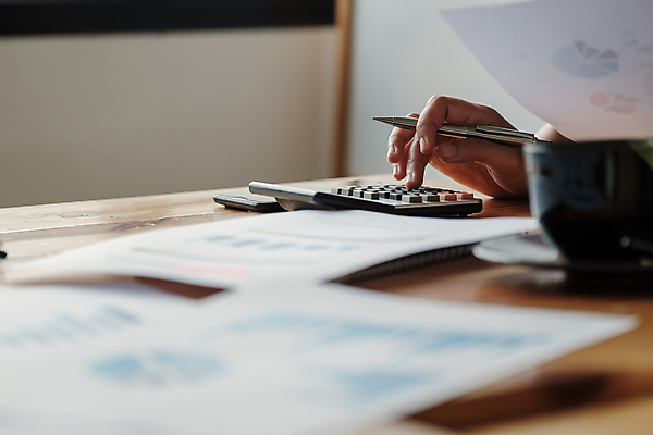 포토 JPG 해외이미지 컨셉 돈 비즈니스 설계 관리 사람 사람없음 금융 경제 노트북 사무실 펜 공책 자료 저축 계산기 정보 타이핑 잡기 작업 계산 재산 분석 보고서 투자 이익 월급 대출 빚 경영 계좌 세금 수입 예산 비용 해외포토 모션 문구용품 전자제품 필기구 장비 파일형식 이미지허브