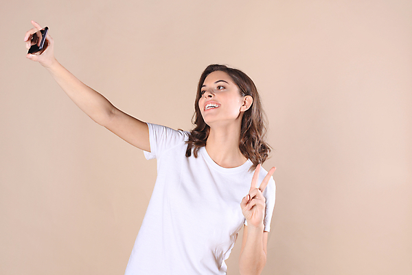 포토 JPG 해외이미지 백인 1 손 응시 여자 행복 백그라운드 통신 성공 모바일 기념 세포 말하기 한명 서기 미소 사람 성인 스마트폰 핸드폰 유행 기쁨 듣기 연결 스웨터 무선전화기 전화기 만족 흥분 오르기 부름 소통 고립 셀룰러 해외포토 서양인 시선 감정 컨셉 상의 모션 표정 신체부위 전자제품 스마트기기 파일형식 이미지허브