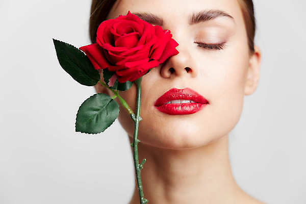 포토 JPG 해외이미지 백인 여자 포즈 한명 상반신 성인 앞모습 화장 뷰티 장미 눈감음 성인여자한명만 해외포토 서양인 1 꽃 뷰포인트 모션 사람 여자한명만 성인여자만 파일형식 이미지허브