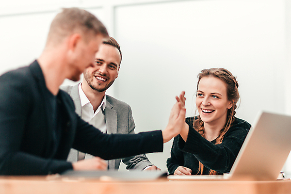 포토 JPG 해외이미지 직업 행복 회사 비즈니스 사업가 통신 성공 협력 노동자 새로움 직장 함께함 실내 창조 미소 사람 세명 친구 사무실 우정 업무 비즈니스맨 그룹 계획 디자이너 종업원 책상 동료 리더 5 개발 마케팅 프로젝트 콜라보레이션 브레인스토밍 해외포토 남자 감정 가구 컨셉 관계 표정 내부 숫자 작업 직장인 파일형식 이미지허브