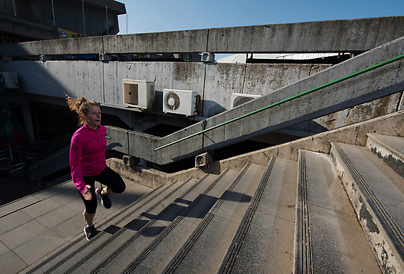 포토 JPG 해외이미지 전신 라이프스타일 여자 아침 건강 한명 성인 야외 옆모습 운동복 달리기 조깅 계단 오르기 유산소운동 러닝 성인여자한명만 해외포토 주간 1 옷 뷰포인트 모션 사람 생활 운동 여자한명만 성인여자만 파일형식 이미지허브