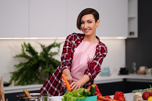 포토 JPG 해외이미지 백인 라이프스타일 응시 여자 행복 어린이 음식 컨셉 채소 가족 엄마 주택 함께함 건강 사랑 요리 한명 미소 사람 성인 주방 요리사 식사 저녁식사 앞치마 샐러드 신선 칼 맛 자르기 먹기 준비 레시피 비타민 건강식 점심식사 비건 해외포토 서양인 직업 1 시선 감정 관계 모션 표정 건물 생활 영양소 채식주의자 파일형식 이미지허브