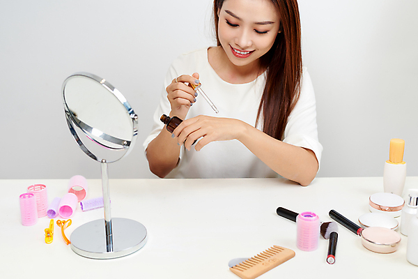 포토 JPG 해외이미지 여자 실내 한명 들기 동양인 상반신 성인 앞모습 화장 뷰티 화장품 거울 화장용품 성인여자한명만 해외포토 1 뷰포인트 모션 사람 인종 내부 미용용품 여자한명만 성인여자만 파일형식 이미지허브