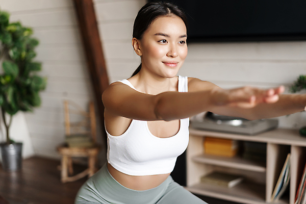 포토 JPG 해외이미지 라이프스타일 응시 여자 실내 한명 동양인 상반신 성인 옆모습 운동복 운동 손뻗기 성인여자한명만 스쿼트 홈트레이닝 해외포토 1 시선 옷 뷰포인트 모션 건강 사람 인종 내부 생활 여자한명만 성인여자만 파일형식 운동자세 이미지허브