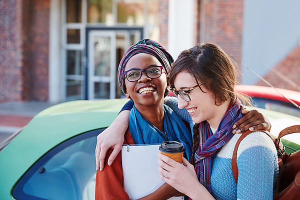 포토 JPG 해외이미지 주간 라이프스타일 응시 여자 교육 행복 함께함 서기 미소 들기 상반신 20대 성인 야외 두명 옆모습 컵 친구 청춘 우정 잡기 대학교 파일폴더 성인여자만 어깨에손 해외포토 자연요소 식기 시선 감정 뷰포인트 컨셉 학교 관계 모션 표정 사람 청년 생활 사무용품 여자만 성인만 파일형식 이미지허브