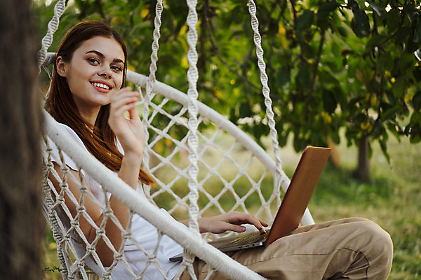 포토 JPG 해외이미지 주간 여자 여유 휴가 휴식 한명 앉기 손짓 상반신 성인 야외 옆모습 노트북 타이핑 해먹 흔들의자 성인여자한명만 해외포토 자연요소 1 감정 뷰포인트 컨셉 의자 모션 사람 전자제품 침대 여자한명만 성인여자만 파일형식 이미지허브