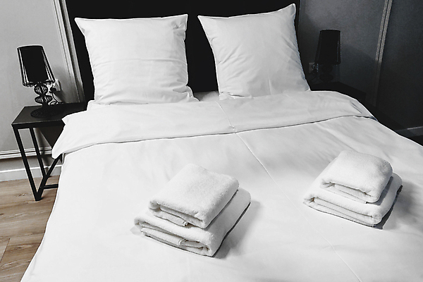 포토 JPG 해외이미지 침구 탁자 호텔 휴식 실내 사람없음 인테리어 수건 침대 스탠드 모던 객실 해외포토 디자인 가구 컨셉 숙소 조명 내부 위생용품 파일형식 이미지허브