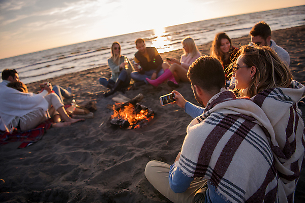 포토 JPG 해외이미지 주간 전신 여자 남자 함께함 들기 앉기 여러명 상반신 성인 해변 야외 앞모습 옆모습 뒷모습 친구 스마트폰 사진촬영 캠핑 모닥불 성인만 해외포토 자연요소 바다 뷰포인트 다수 컨셉 관계 모션 불 레저 사람 핸드폰 스마트기기 촬영 파일형식 이미지허브