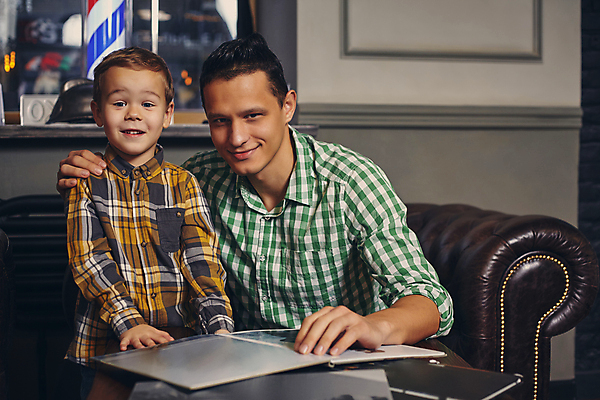 포토 JPG 해외이미지 백인 응시 남자 아들 어린이 어깨동무 함께함 실내 소년 상반신 성인 두명 앞모습 아빠 즐거움 남자만 어깨에손 해외포토 서양인 시선 감정 뷰포인트 포즈 컨셉 가족 모션 사람 내부 파일형식 이미지허브