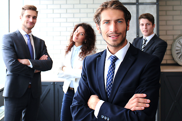 포토 JPG 해외이미지 응시 여자 남자 회사 비즈니스 사람 여러명 상반신 성인 앞모습 사무실 팔짱 비즈니스맨 비즈니스우먼 직원 성인만 해외포토 시선 뷰포인트 다수 모션 직장인 파일형식 이미지허브