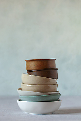 포토 JPG 해외이미지 식기 접시 음식 탁자 회색배경 주방용품 요리 사람없음 옆모습 세로 초록색 컬러풀 갈색 노란색 쌓기 탑 주방 공백 카페 수확 흰색 기구 도자기 원형 사발 아침식사 작음 사암 내추럴 미니 정물화 줄서기 스타일 카피스페이스 해외포토 도형 건축물 뷰포인트 컬러 가구 생활용품 백그라운드 농업 모션 상점 식사 회색 돌_바위 사기그릇 크기 그림 파일형식 이미지허브