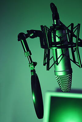 포토 JPG 해외이미지 직업 음악 백그라운드 노래 통신 한명 서기 금속 소리 콘서트 공연 장비 무대 기구 은색 마이크 라디오 오디오 방송 목소리 노래방 고립 뮤지컬 팝 생존 해외포토 1 컬러 음향기기 모션 재질 문화예술 사람 이벤트 전자제품 파일형식 이미지허브