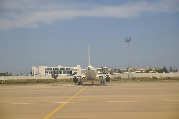포토 JPG 해외이미지 주간 하늘 비행기 사람없음 야외 공항 해외포토 자연요소 항공교통 교통시설 대중교통 파일형식 이미지허브