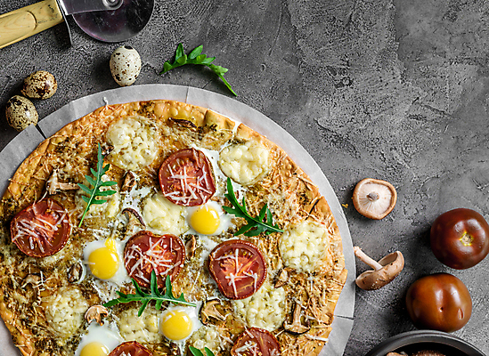 포토 JPG 해외이미지 토마토 피자 사람없음 버섯 메추리알 루꼴라 모짜렐라치즈 수제피자 피자칼 핸드메이드 해외포토 채소 주방용품 치즈 패스트푸드 서양음식 알 파일형식 이미지허브