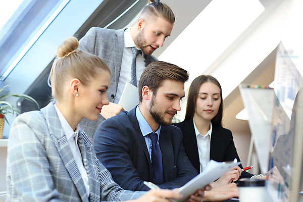 포토 JPG 해외이미지 응시 여자 남자 회사 비즈니스 직장 들기 앉기 여러명 상반신 옆모습 노트북 사무실 비즈니스맨 비즈니스우먼 책상 문서 성인만 해외포토 시선 뷰포인트 가구 다수 모션 사람 전자제품 직장인 파일형식 이미지허브