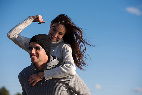 포토 JPG 해외이미지 주간 라이프스타일 커플 여자 남자 행복 하늘 바람 미소 웃음 상반신 성인 야외 두명 옆모습 손들기 업기 성인만 해외포토 자연요소 감정 뷰포인트 관계 모션 날씨 표정 사람 생활 파일형식 이미지허브