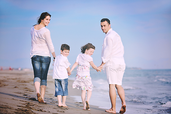 포토 JPG 해외이미지 주간 전신 라이프스타일 여자 남자 딸 행복 아들 어린이 바다 여행 가족 하늘 엄마 휴가 사랑 웃음 사람 여러명 성인 해변 야외 뒷모습 여행객 손잡기 기쁨 자녀 뒤돌아보기 아빠 해외포토 자연요소 감정 뷰포인트 다수 관계 모션 표정 생활 파일형식 이미지허브