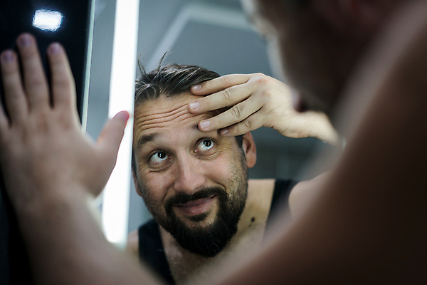 포토 JPG 해외이미지 백인 라이프스타일 남자 얼굴 40대 신체 아침 스트레스 건강 사람 성인 사람없음 뷰티 약 반사 거울 욕실 슬픔 흰색 주름 확인 고민 피부관리 대머리 문제 돌봄 위생관리 적자 혼자 해외포토 주간 서양인 헤어스타일 감정 컬러 중년 의학 모션 관리 생활 신체부위 파일형식 이미지허브