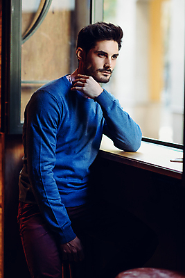 포토 JPG 해외이미지 백인 1 라이프스타일 헤어스타일 응시 남자 백그라운드 생각 창문 수염 실내 한명 사람 앉기 성인 빛 유행 도시 최고 바 시티라이프 단절 배려 심각 스타일 해외포토 서양인 시선 컨셉 모션 내부 생활 파일형식 이미지허브