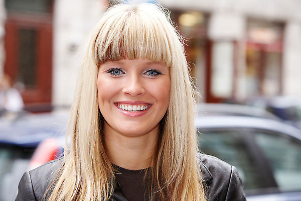 포토 JPG 해외이미지 백인 라이프스타일 긴머리 외관 여자 행복 감정 교통시설 자동차 청소년 한명 미소 사람 20대 야외 건물 10대 캐주얼 금발 마주보기 기쁨 도시 흥분 해외포토 서양인 1 헤어스타일 건축물 옷 육상교통 교통 모션 표정 청년 생활 시설 파일형식 이미지허브