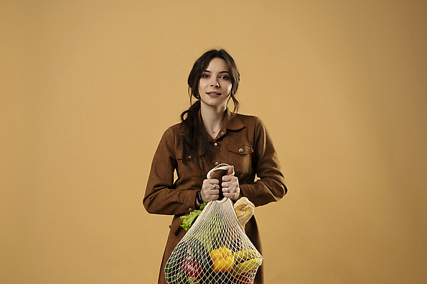 포토 JPG 해외이미지 응시 여자 빵 채소 과일 파프리카 바나나 실내 한명 들기 상반신 성인 앞모습 자연보호 그린캠페인 에코 친환경 친환경제품 성인여자한명만 베이지색배경 제로웨이스트 네트백 해외포토 1 시선 음식 캠페인 뷰포인트 백그라운드 가방 모션 자연 사람 내부 환경 보호 사회이슈 베이지색 여자한명만 성인여자만 파일형식 이미지허브