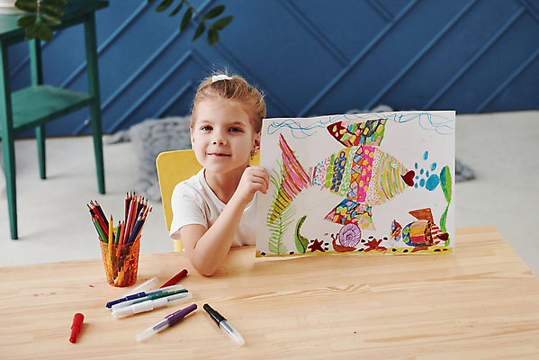 포토 JPG 해외이미지 서양인 여자 어린이교육 어린이 의자 실내 미술 한명 들기 앉기 상반신 앞모습 펜 책상 그림 연필꽂이 미술교육 보여주기 소녀한명만 해외포토 외국인 1 교육 뷰포인트 가구 모션 문화예술 문구용품 사람 내부 필기구 여자한명만 소녀만 파일형식 이미지허브