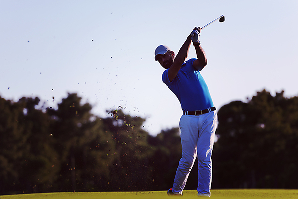 포토 JPG 해외이미지 주간 전신 남자 골프 골프장 하늘 한명 서기 들기 성인 야외 앞모습 아웃포커스 골프채 골퍼 스윙 골프웨어 먼지 성인남자한명만 해외포토 자연요소 1 옷 뷰포인트 포즈 스포츠시설 모션 운동선수 골프용품 촬영기법 사람 구기 남자한명만 성인남자만 파일형식 이미지허브