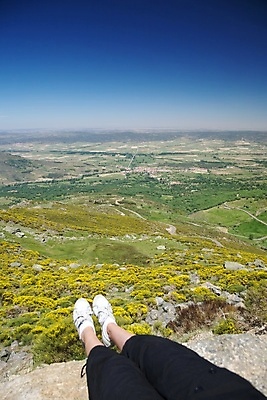 포토 JPG 해외이미지 라이프스타일 여자 유럽 스포츠 여행 운동화 셔츠 바지 자연 하늘 휴가 휴식 산 사람 앉기 풍경 성인 사람없음 야외 가로 초록색 여름 파란색 계곡 검은색 봄 트래킹 바위 흰색 시골 스페인 정상 언덕 절정 혼자 수평선 해외포토 계절 나라 컬러 신발 컨셉 상의 모션 하의 레저 생활 돌_바위 생태계 파일형식 이미지허브