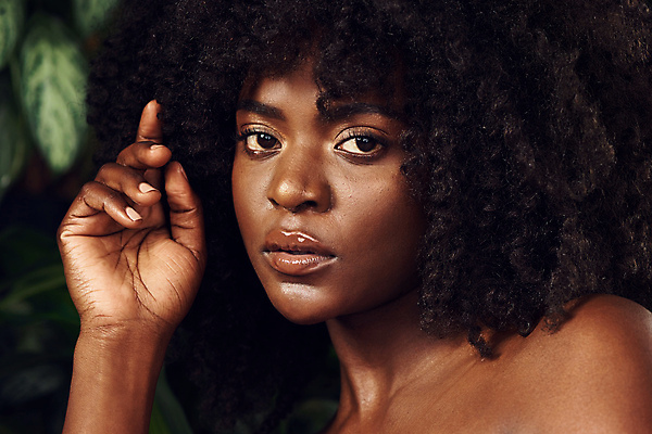 포토 JPG 해외이미지 모델 응시 여자 백그라운드 잎 한명 손짓 상반신 성인 옆모습 뷰티 우아함 피부 성인여자한명만 카피스페이스 해외포토 식물 1 시선 뷰포인트 컨셉 모션 사람 신체부위 공백 여자한명만 성인여자만 파일형식 이미지허브