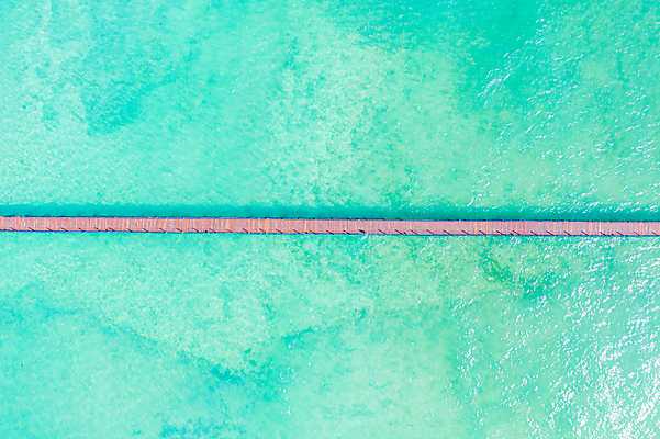 포토 JPG 해외이미지 나무 전통 모래 파도 바다 섬 여행 자연 하늘 휴가 주택 안테나 손바닥 해변 사람없음 건물 목재 물 파란색 모래사장 흰색 산호 정상 휴양지 암초 방갈로 드론 이국적 터키석 파라다이스 해외포토 자연요소 식물 건축물 손 컬러 재료 통신 숙소 장소 자포동물 보석 생태계 파일형식 이미지허브