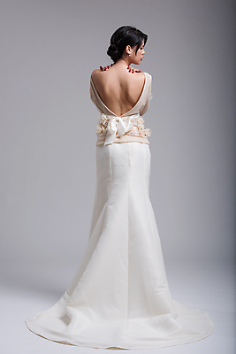 포토 JPG 해외이미지 전신 모델 드레스 여자 웨딩드레스 포즈 결혼 한명 서기 성인 뒷모습 화려 우아함 성인여자한명만 해외포토 1 옷 뷰포인트 컨셉 모션 사람 이벤트 여자한명만 성인여자만 파일형식 이미지허브