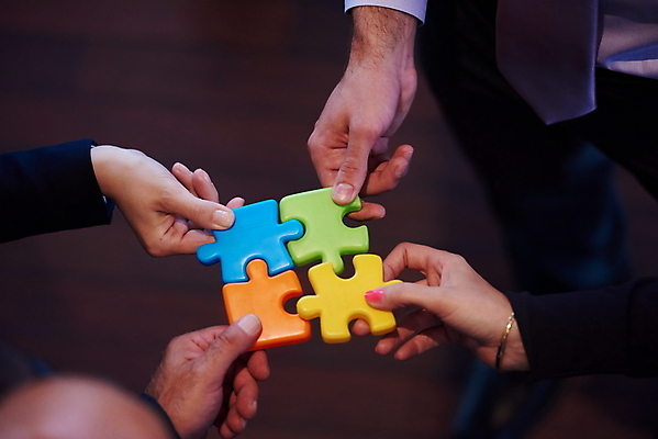 포토 JPG 해외이미지 손 비즈니스 협력 실내 들기 신체부위 퍼즐 소프트포커스 퍼즐조각 맞추기 해외포토 조각 모션 촬영기법 사람 내부 파일형식 이미지허브