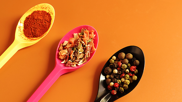 포토 JPG 해외이미지 음식 백그라운드 오렌지 재료 고추 파프리카 건조 종류 요리 씨앗 사람없음 빨간색 컬러풀 갈색 노란색 우주 숟가락 검은색 신선 양념 조미료 맛 가루 인도인 먹기 허브 향신료 유기농 매움 향기 아로마 향 레시피 후추 모음 내추럴 강황 많음 해외포토 외국인 식물 웰빙 컬러 컨셉 채소 과일 식재료 모션 수저 동양인 냄새 향미료 파일형식 이미지허브