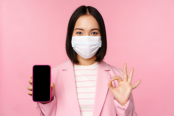 포토 JPG 해외이미지 여자 비즈니스 마스크 한명 서기 들기 동양인 상반신 성인 스마트폰 비즈니스우먼 OK 보여주기 성인여자한명만 분홍색배경 해외포토 1 분홍색 백그라운드 모션 사람 인종 손짓 핸드폰 스마트기기 직장인 여자한명만 성인여자만 파일형식 이미지허브