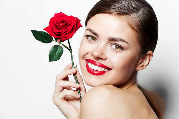 포토 JPG 해외이미지 백인 여자 포즈 한명 들기 상반신 성인 옆모습 뒷모습 화장 뷰티 장미 성인여자한명만 해외포토 서양인 1 꽃 뷰포인트 모션 사람 여자한명만 성인여자만 파일형식 이미지허브